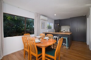 Dining - The Bach - Kaikoura Holiday Home (Kaikoura)