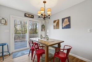 Dining - 2 min walk to BEACH! 4 Bdrm/outdoor shower (Kennebunkport)