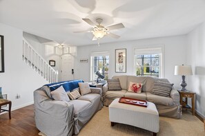 TV, DVD player - 2 min walk to BEACH! 4 Bdrm/outdoor shower (Kennebunkport)
