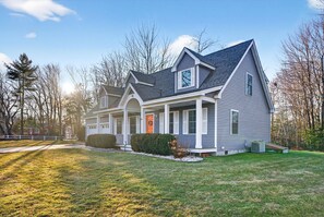 Exterior - 2 min walk to BEACH! 4 Bdrm/outdoor shower (Kennebunkport)