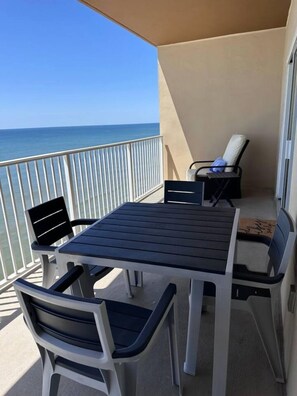 Outdoor dining - Crystal Shores West 1103 (Gulf Shores)
