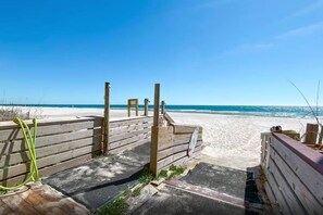 På stranden