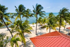 On the beach - Ocean Whisper Villa | 1BR Getaway in Placencia (Placencia)