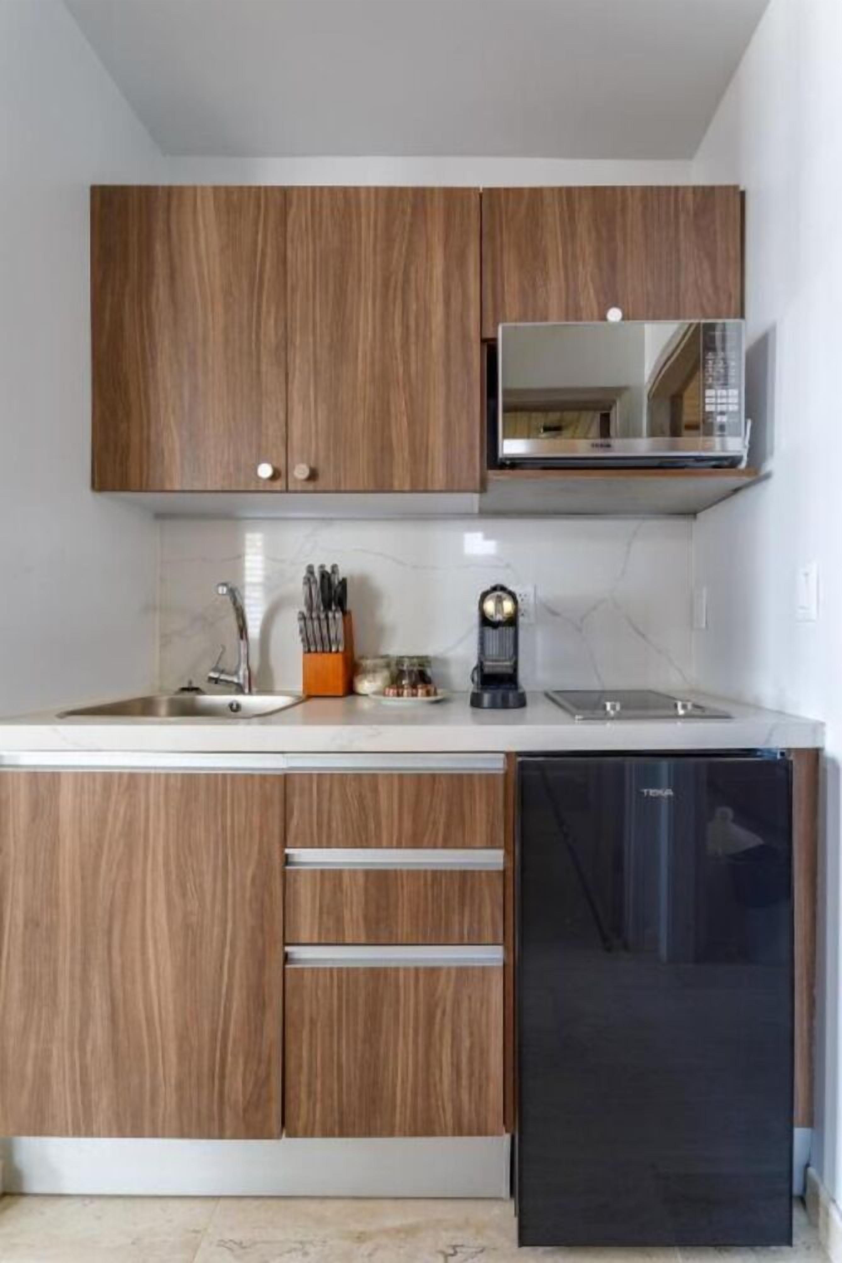 Micro-ondes, plaque de cuisson, cafetière/bouilloire