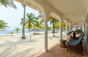 On the beach - Golden Sands Villa | 1BR Beachfront Getaway (Placencia)