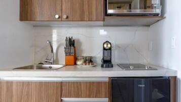 Micro-ondes, plaque de cuisson, cafetière/bouilloire