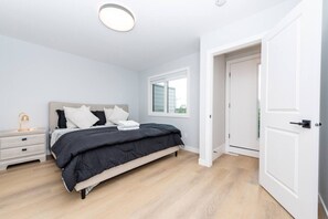 Iron/ironing board, WiFi, bed sheets - King bed Family-Friendly 3-Bedroom Home (Calgary)