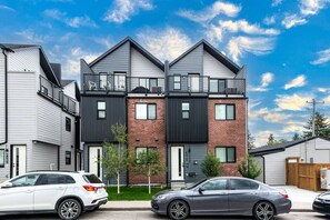 Exterior - King bed Family-Friendly 3-Bedroom Home (Calgary)