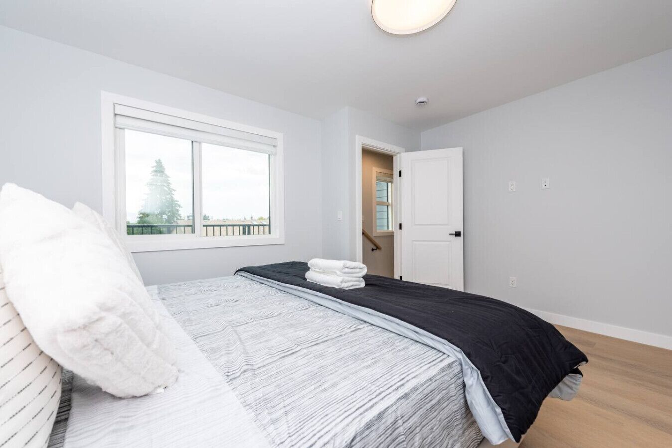 Silitysrauta/-lauta, Wi-Fi, vuodevaatteet