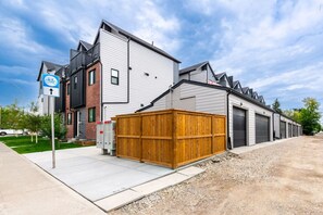 Exterior - King bed Family-Friendly 3-Bedroom Home (Calgary)