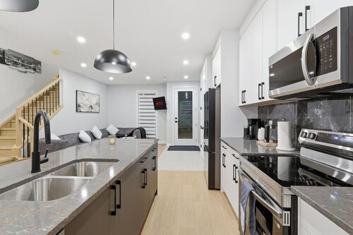 Modern 3BR City Getaway And Bright & Spacious