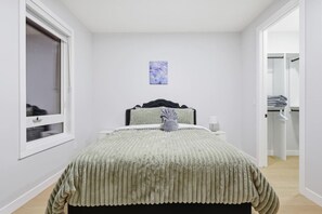 Tabla de planchar con plancha, wifi, ropa de cama