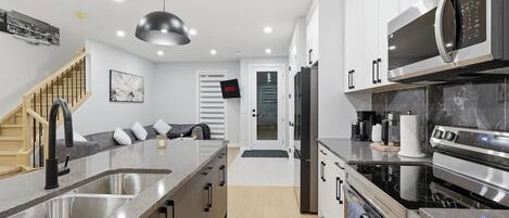 Refrigerador, microondas, horno y parrilla de estufa