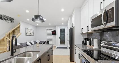 10 Minutes To Downtown 3 Bed 2.5 Bath Town House