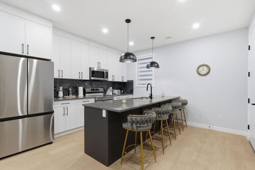 10 Minutes To Downtown 3 Bed 2.5 Bath Town House