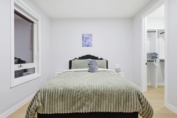 Tabla de planchar con plancha, wifi y ropa de cama 