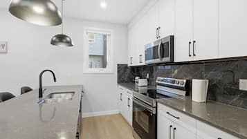 Frigorifero, microonde, forno, piano cottura