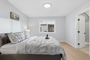 Een strijkplank/strijkijzer, wifi, beddengoed