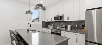 King Bed 10 Minutes To Downtown Luxury Townhouse