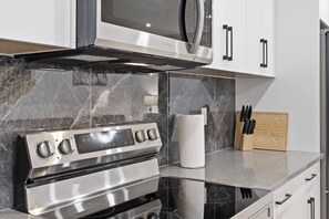 Refrigerador, microondas, horno y parrilla de estufa 