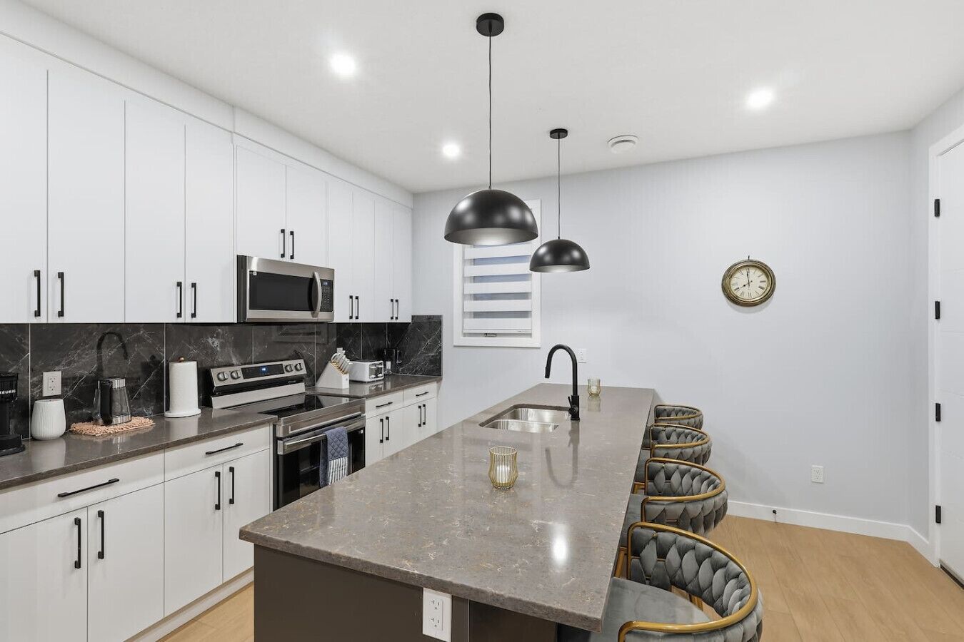 Réfrigérateur, four à micro-ondes, un four, surface de cuisson