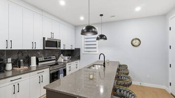 Réfrigérateur, four à micro-ondes, un four, surface de cuisson