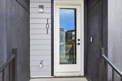 King Bed 10 Minutes To Downtown Luxury Townhouse