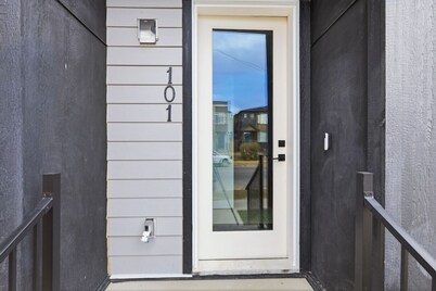 King Bed 10 Minutes To Downtown Luxury Townhouse