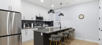 King Bed 10 Minutes To Downtown Luxury Townhouse