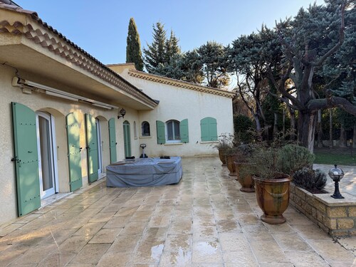 Maison provençale de 360 m2 avec piscine chauffée idéale famille