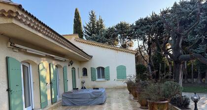 Maison provençale de 360 m2 avec piscine chauffée idéale famille