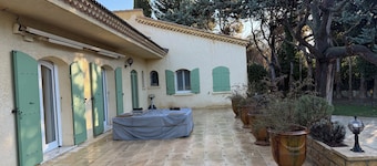 360 m2 Provencal house with heated swimming pool ideal for families