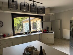 雪櫃、微波爐、焗爐、爐具