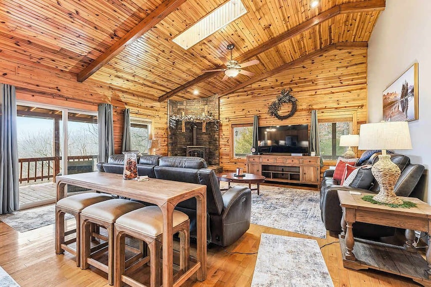 2 Miles Starkey Marina | Hot Tub | Great Patio - Beaver Lake, AR