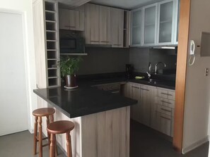Fridge, microwave, oven, stovetop - Excellent apartment in Reñaca. (Viña del Mar)