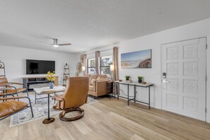 TV - Blue Door River House - Fenced Yard & Pet Friendly - Steps to the ICW (Edgewater)