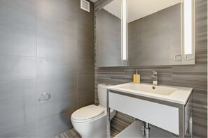 Haartrockner, Handtücher, Seife, Toilettenpapier