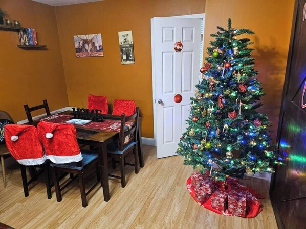 Dining - Highrise DTWN 3 Bed Condo w King Bed (Atlanta)