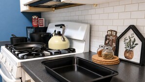 Espresso maker, coffee/tea maker, electric kettle, toaster - Downtown Atlanta 3BR Condo • Near Stadium & Arena (Atlanta)