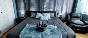 Highrise DTWN 3 Bed Condo w King Bed