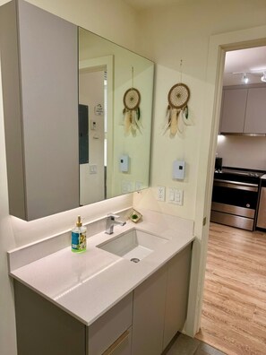 Haartrockner, Handtücher, Toilettenpapier