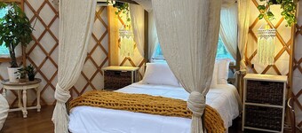 Hill Country Yurt Cabin w/ Hot Tub & Sunset Views in Boerne