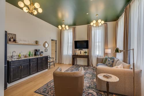 Deluxe Suite, 1 Bedroom | Living area | Smart TV, Netflix, Hulu, streaming services