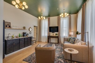 华丽套房, 1 间卧室 | 起  居区 | 智能电视、Netflix、Hulu、流媒体服务