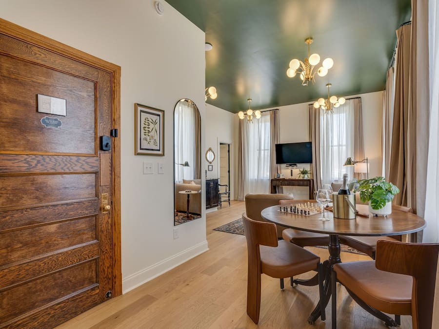 Deluxe Suite, 1 Bedroom | Dining