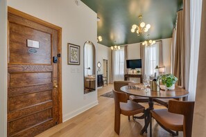 Deluxe Suite, 1 Bedroom | Dining - The Downtown Post The Brady Suite (Elizabethton)