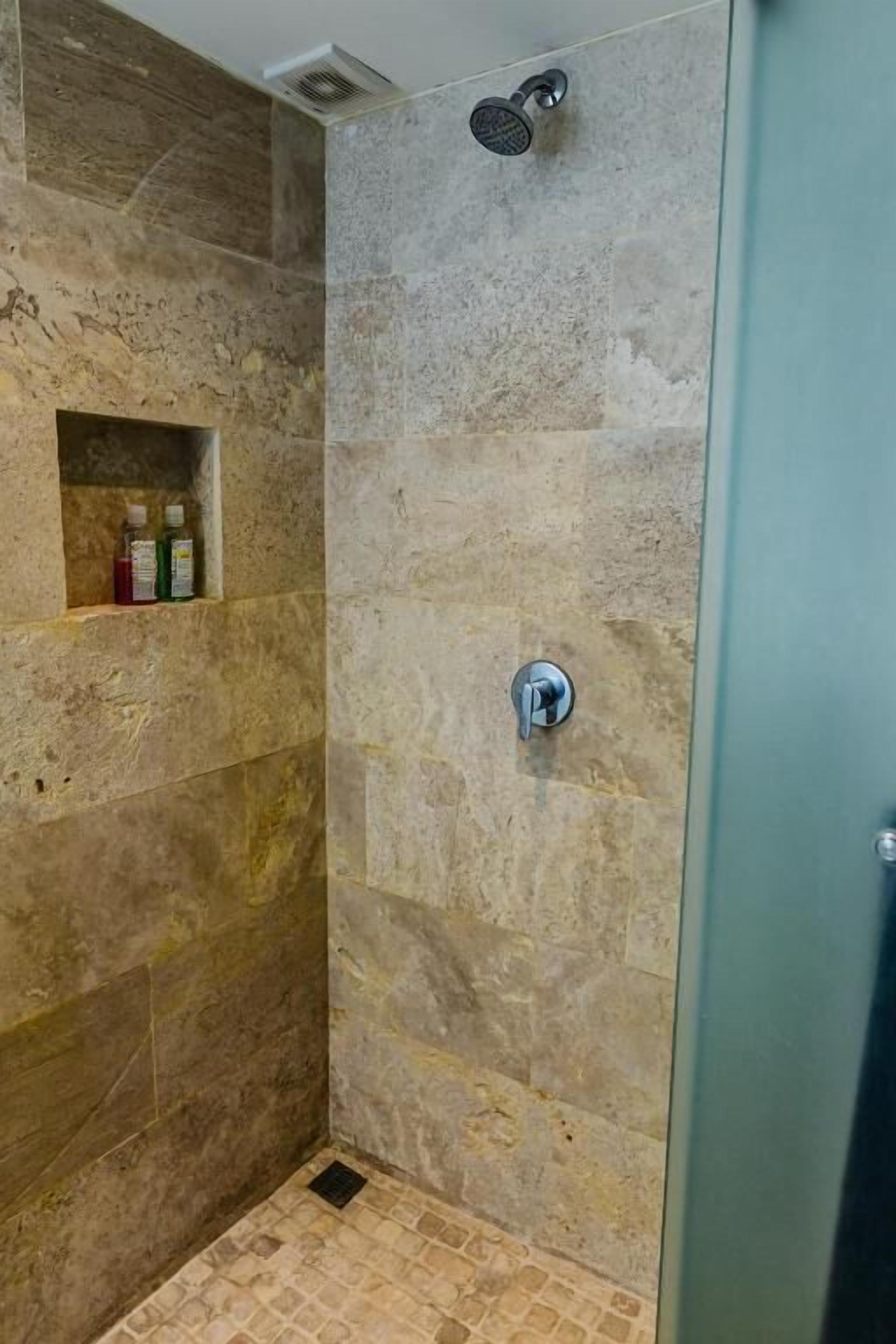 Departamento Confort, balcón, vista a la ciudad | Baño