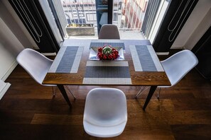 Comfort appartement, balkon, uitzicht op de stad | Dineren