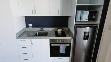 Departamento Deluxe, balcón, vista a la ciudad | Cocina privada