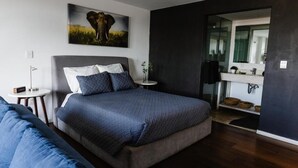 Leilighet – deluxe, balkong, byutsikt | Safe på rommet og wi-fi (inkludert)